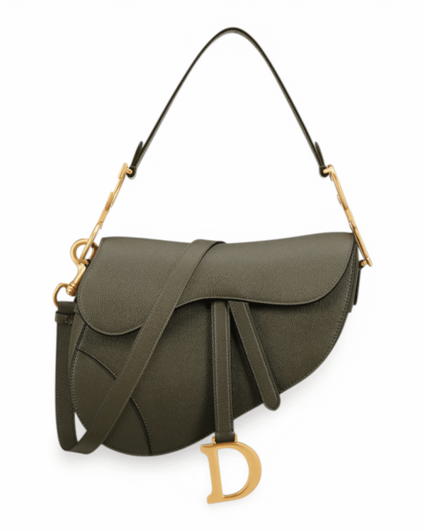 Dior bolso saddle verde, silueta curva y asimétrica con dije dorado