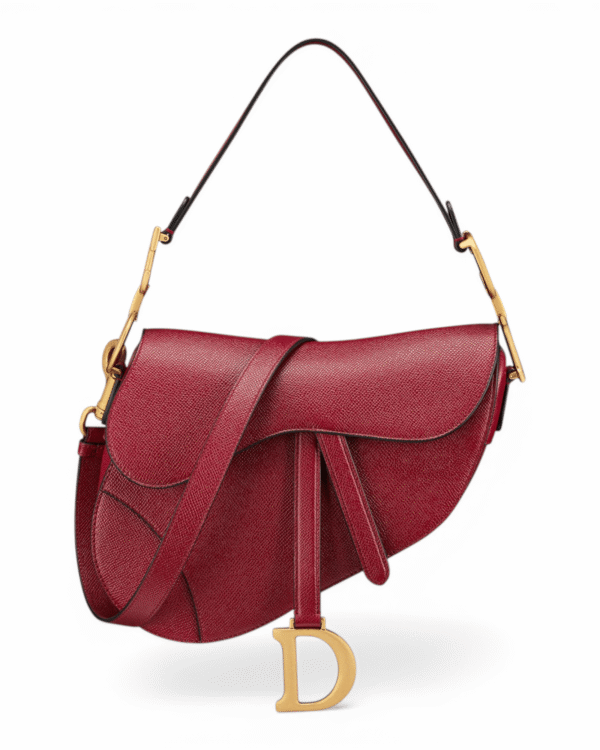 Dior bolso saddle rojo, silueta curva y asimétrica con dije dorado