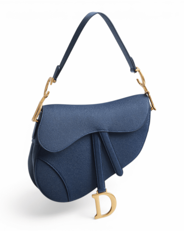 Dior bolso saddle azul, silueta curva y asimétrica con dije dorado