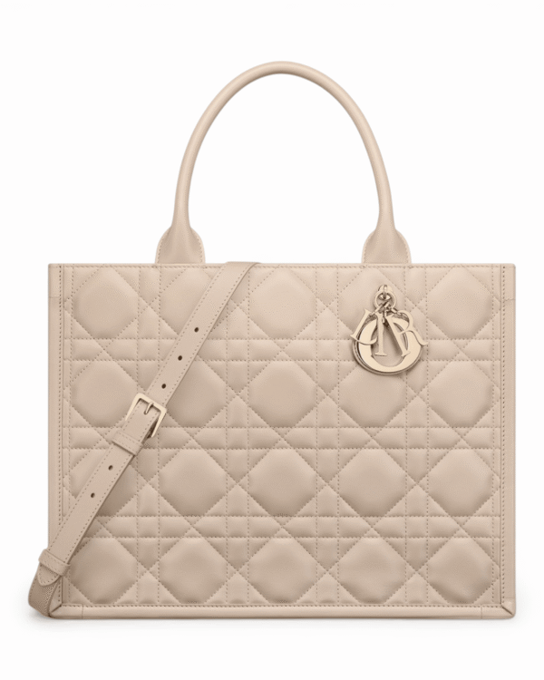 Dior bolso book tote nude, acolchado en relieve con dije colgante
