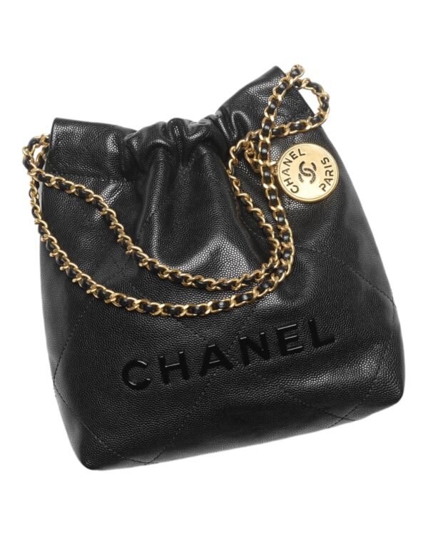 Chanel bolso mini chanel 22 negro, cuerpo suave con cordon y medallon colgante