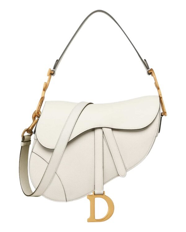 Dior bolso saddle blanco, silueta curva con dije en forma de letra dorada