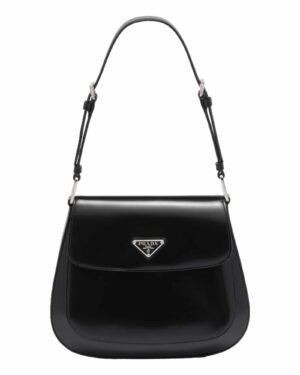 Prada bolso cleo mediano negro, cuerpo brillante con base redondeada y solapa curva