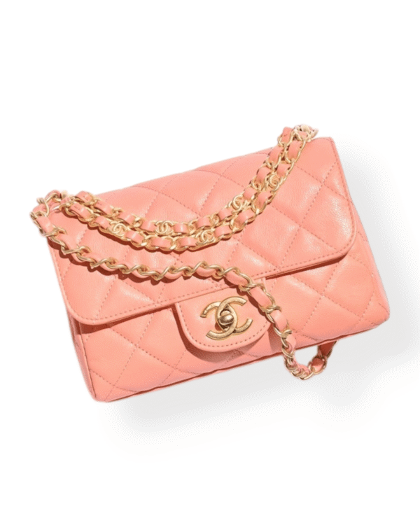 Chanel bolso mini con solapa coral, acolchado en rombos con broche y cadena dorada