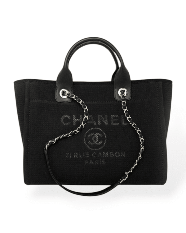 Chanel bolso tote maxi negro, tejido con texto estampado y cadena plateada
