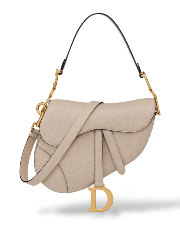 Dior bolso saddle beige, silueta curva con dije dorado y correa ajustable