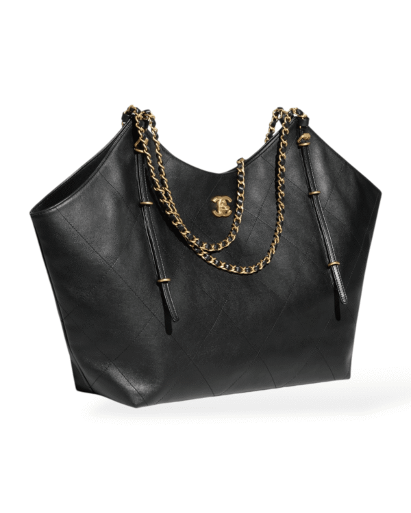 Photoroom_001_20250413_213418.png Chanel bolso maxi 39 negro, silueta en v con multiples cadenas y remaches dorados