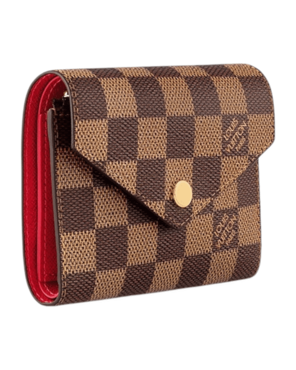 Photoroom_002_20250329_211054.png Louis vuitton cartera victorine damier ebene, patron a cuadros con solapa y broche dorado