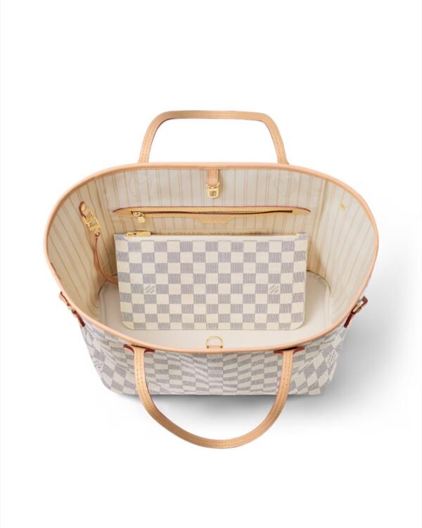 Interior del bolso neverfull damier azur beige, con la pochette del mismo patrón