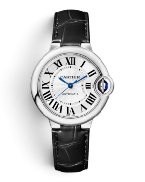 35 Cartier Ballon Bleu Negro: esfera plateada con números romanos, corona protegida con cabujón azul y correa negra de textura escamada