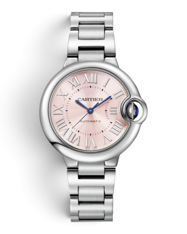 32 Cartier Ballon Bleu Rosado: esfera rosada con números romanos, corona protegida con cabujón azul y pulsera plateada