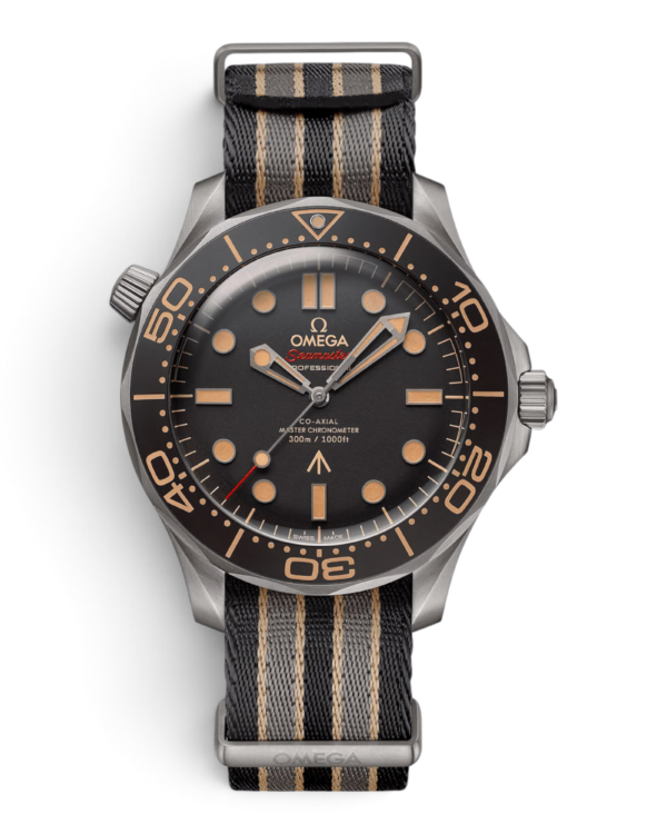 Omega Diver 300M 007: esfera oscura con brillos beige, bisel marrón numerado y correa rayada negra y gris