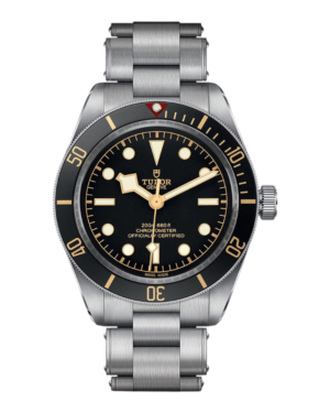 TUD1 Tudor Black Bay 58: esfera negra con marcas doradas y aguja copo de nieve, bisel negro con números dorados y pulsera de tres eslabones