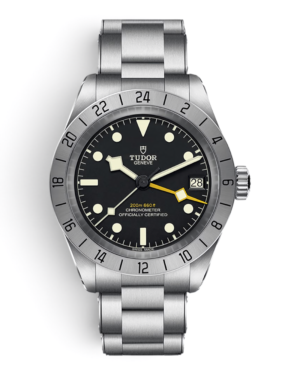 TUD9 Tudor Black Bay Pro: esfera negra con aguja amarilla y fecha a las 3, bisel gris con escala de 24 horas y pulsera de tres eslabones