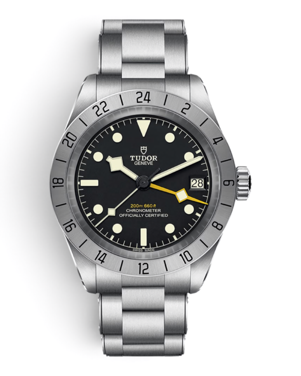 TUD9 Tudor Black Bay Pro: esfera negra con aguja amarilla y fecha a las 3, bisel gris con escala de 24 horas y pulsera de tres eslabones