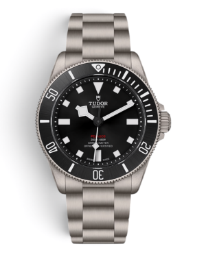 TUD4 Tudor Pelagos 39: esfera negra con marcas blancas, bisel negro con escala clara y pulsera gris mate de eslabones