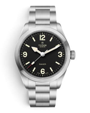TUD10 Tudor Ranger 39: esfera negra con números 3, 6, 9 y 12 y aguja roja, bisel liso y pulsera de tres eslabones