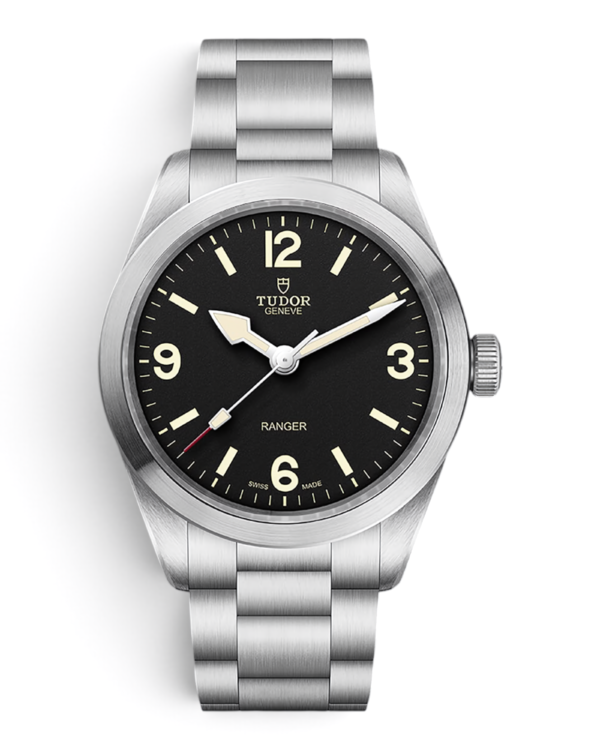 TUD10 Tudor Ranger 39: esfera negra con números 3, 6, 9 y 12 y aguja roja, bisel liso y pulsera de tres eslabones